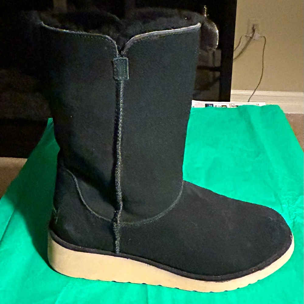 Koolaburra by UGG Black Suede Boots                     LIKE NEW *size 8  $75